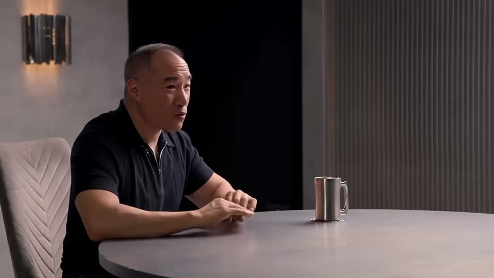 비건과 근육 증가를 설명하는 장면