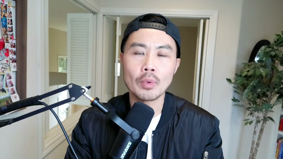 앱마스터즈 스티브 P. 영이 카메라를 향해 이야기하는 장면