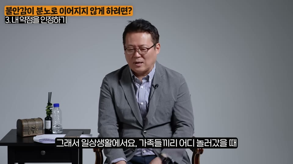 즉각적인 인정과 모의전투 연습을 설명하는 장면