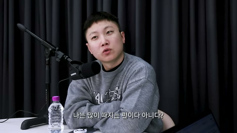 방송 작가들과의 마찰에 대해 이야기하는 장면