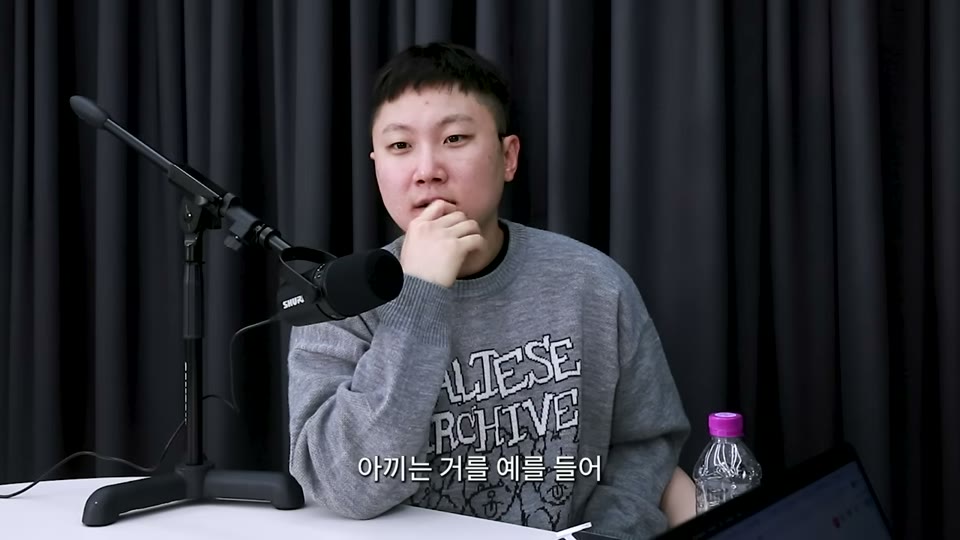 이면지와 절약 습관에 대해 이야기하는 장면