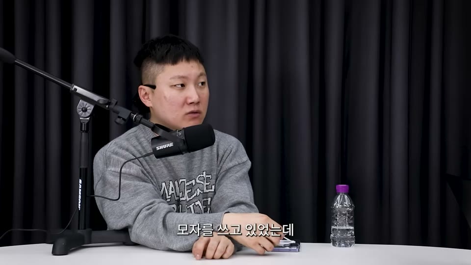 모자를 쓰고 있었다는 에피소드를 이야기하는 장면