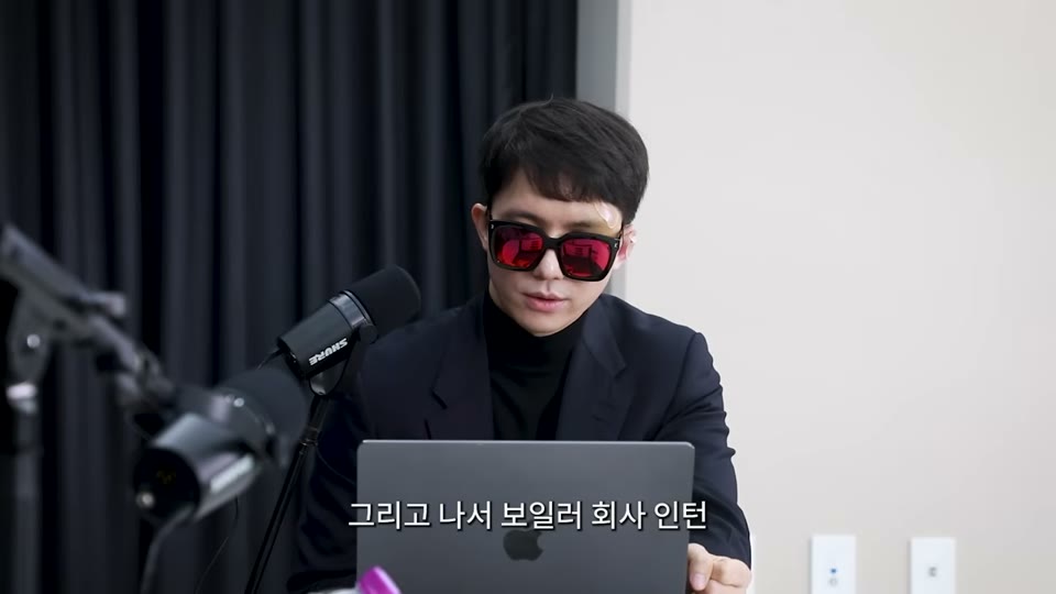 보일러 회사에서 해고당한 경험을 이야기하는 장면