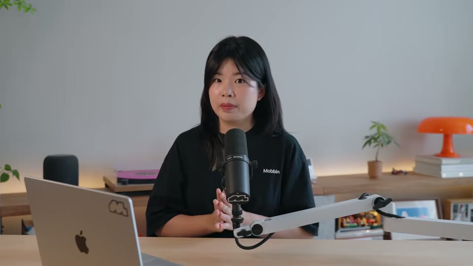Mobbin 진행자가 인터뷰 내용을 소개하는 장면