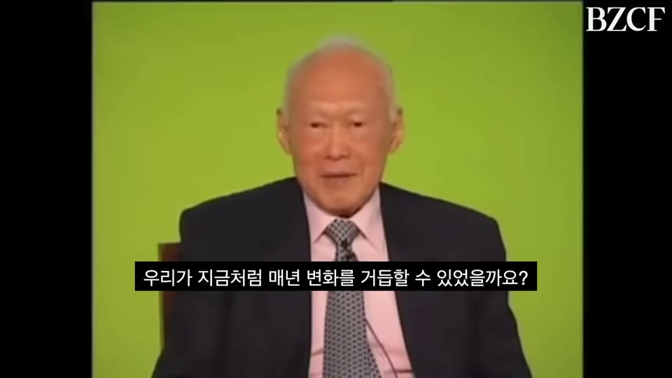 교육 시스템 설계를 설명하는 장면