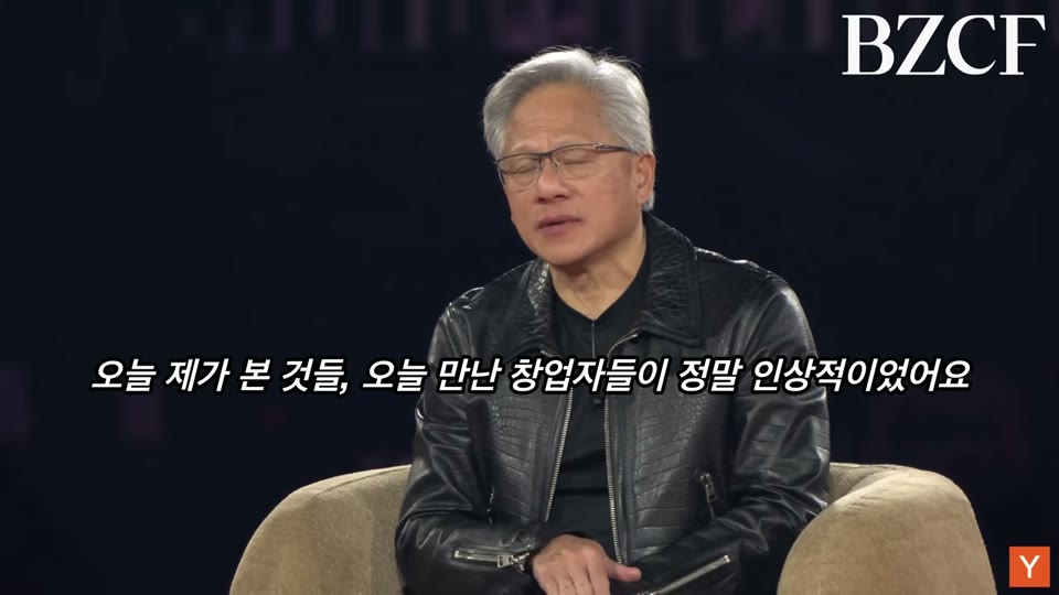 젊은이들에게 조언을 전하는 장면