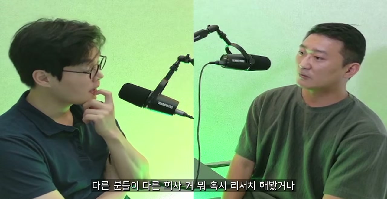 시장 조사 방법과 바이럴 장치 설계를 설명하는 장면