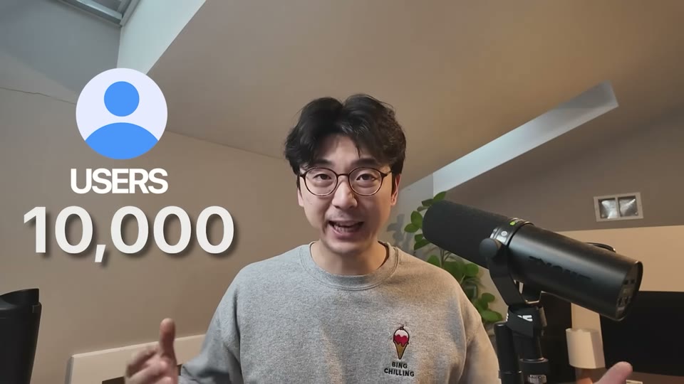화자가 USERS 10,000이라는 그래픽과 함께 성장 결과를 소개하는 장면