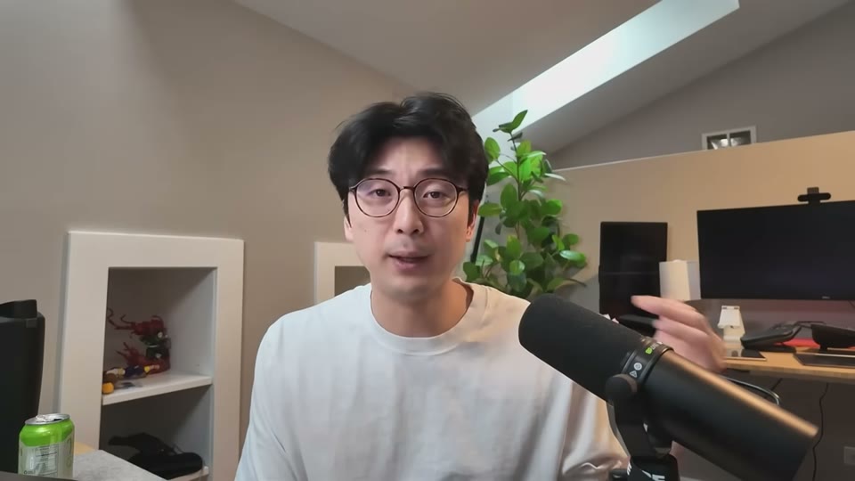 화자가 이메일 마케팅의 중요성을 설명하는 장면