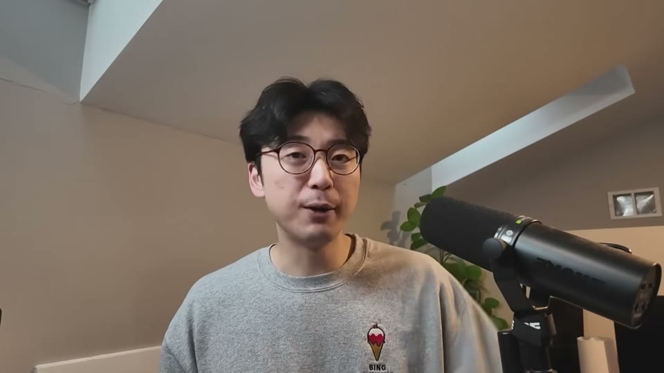 화자가 AI 콘텐츠와 사람 UGC 병행 전략을 설명하는 장면