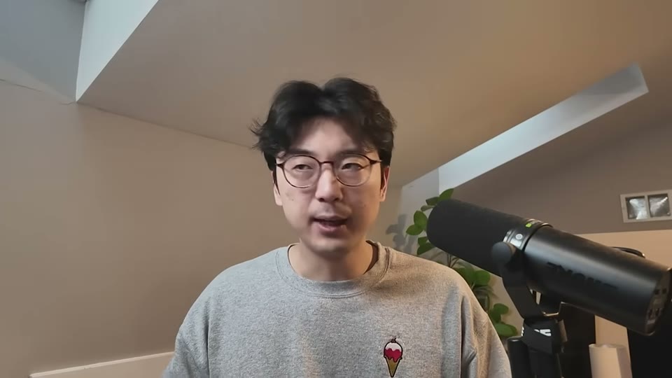화자가 알고리즘과 콘텐츠 품질에 대해 이야기하는 장면