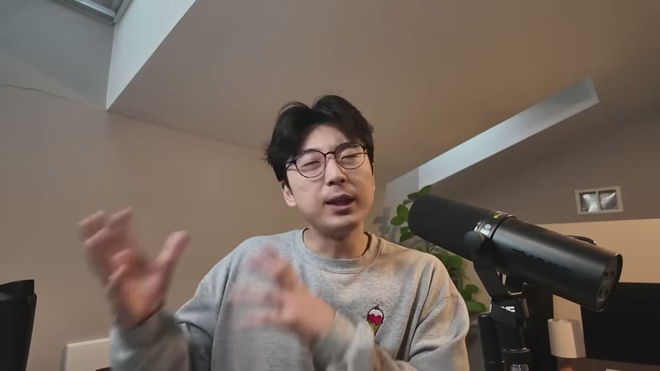 화자가 채널별 성장 기여도를 설명하는 장면