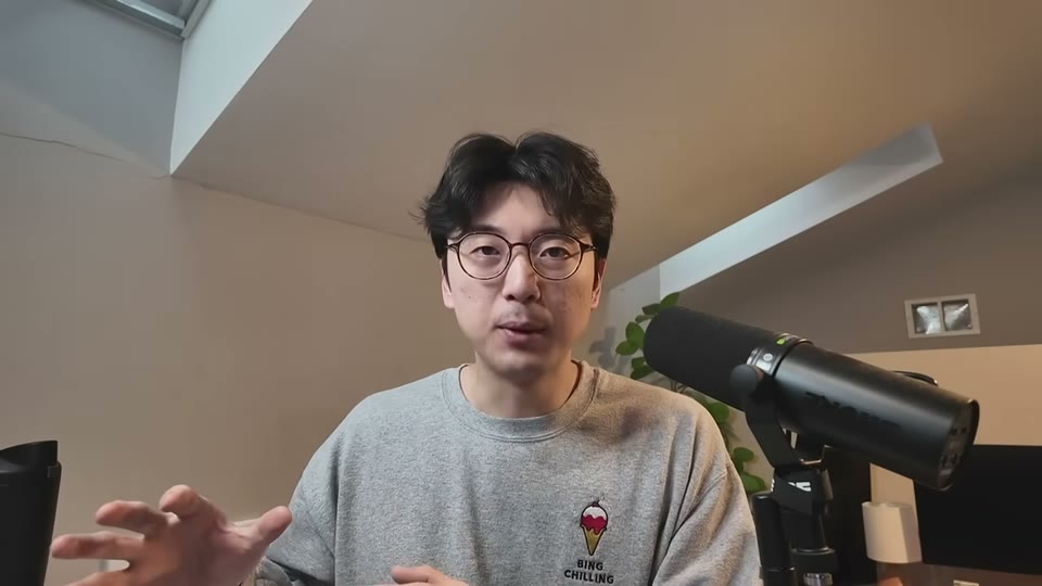 화자가 향후 계획을 설명하는 장면