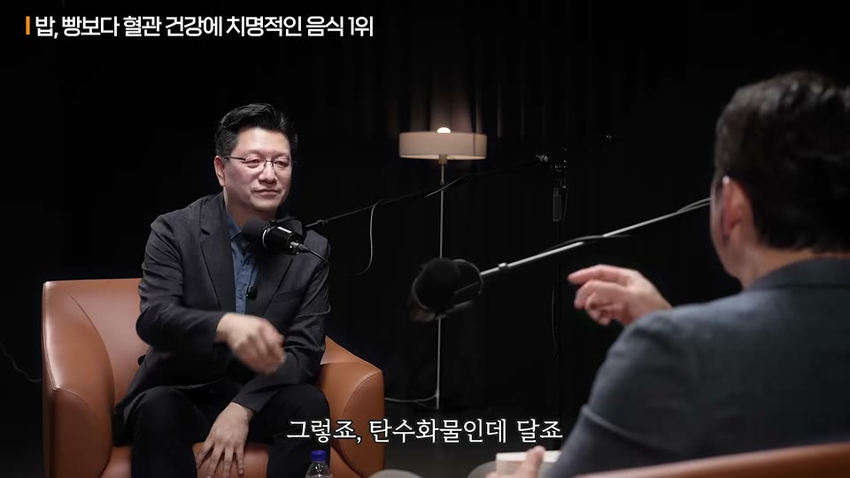 탄수화물의 원리를 설명하며 미소짓는 이승훈 교수