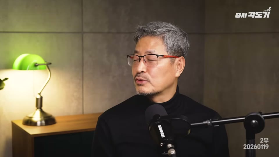 시장 참여의 이점을 설명하는 인터뷰 장면
