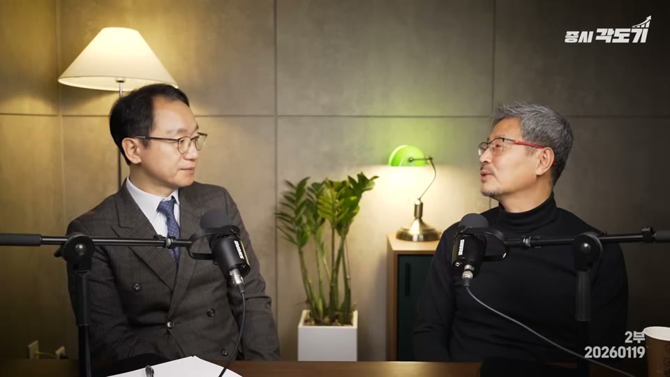 매크로와 마이크로의 역할 분담을 설명하는 인터뷰