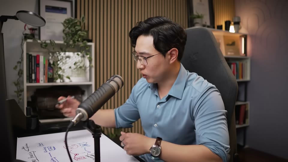 고립된 학습과 통합된 학습에 대해 설명하는 장면