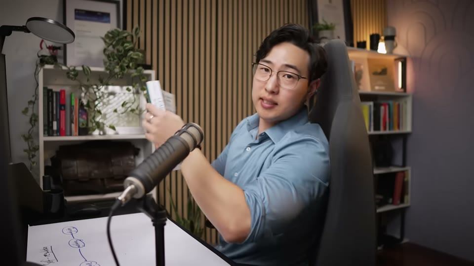 책을 들고 독서법 단계를 시연하는 장면