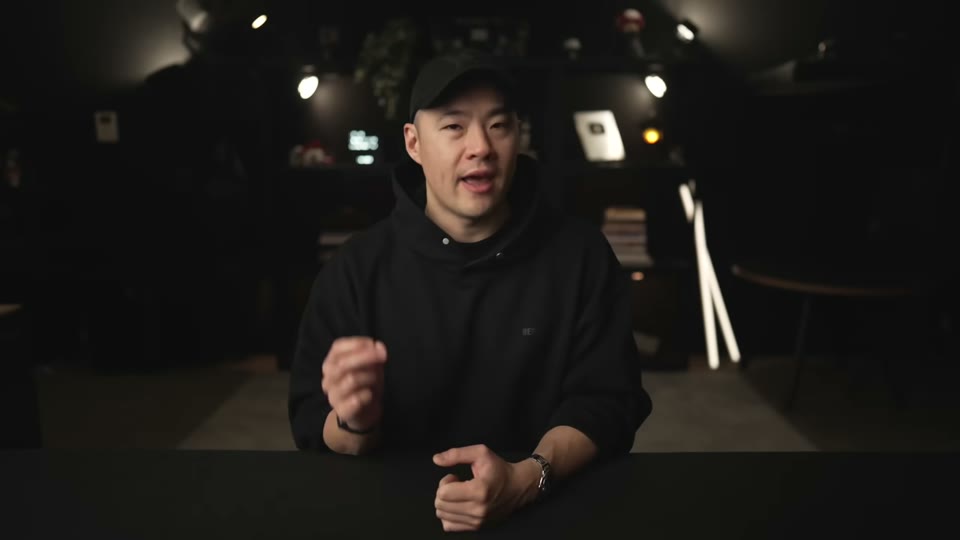 화자가 실험과 형식 다양화에 대해 설명하는 장면