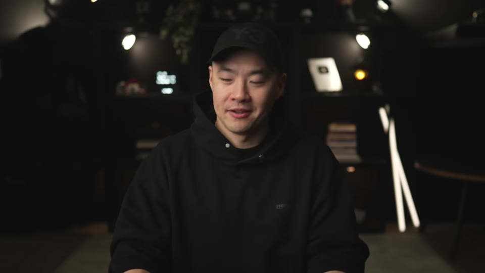 화자가 즐길 수 있는 콘텐츠 찾기의 중요성을 설명하는 장면