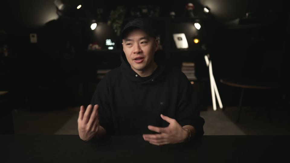 화자가 캐러셀 크기와 해시태그에 대한 팁을 설명하는 장면