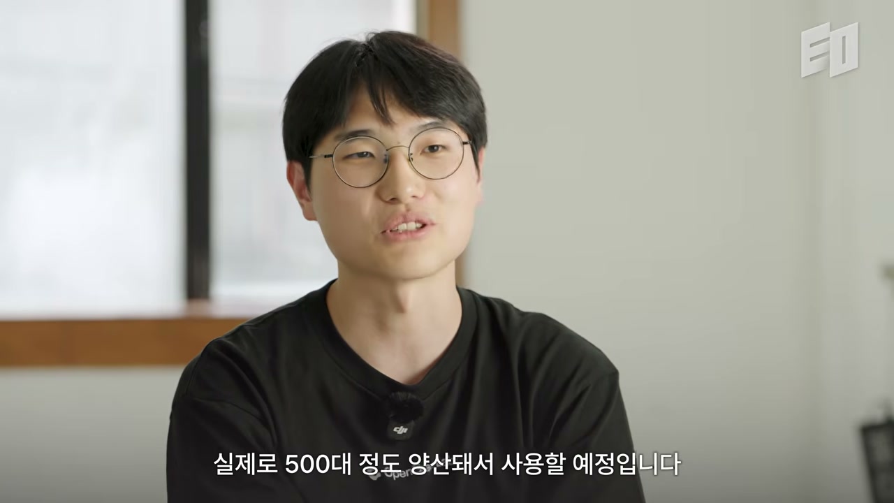 중국 공장에서의 양산 준비와 7일 이터레이션 사이클을 설명하는 장면
