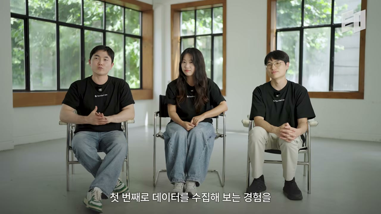 멕시코와 한국에서의 데이터 수집 현장과 동기화 문제를 설명하는 장면