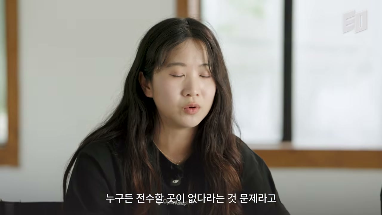 여수산업단지의 인력 고령화 문제를 조사하는 장면