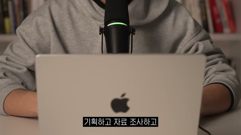 영상 제작 과정의 어려움을 설명하는 장면