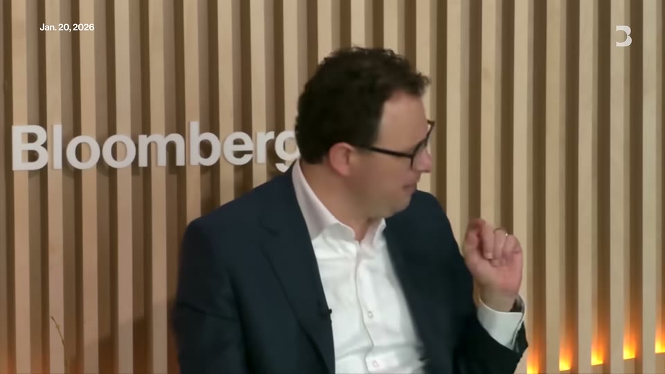 Bloomberg 로고 앞에서 인터뷰하는 다리오 아모데이