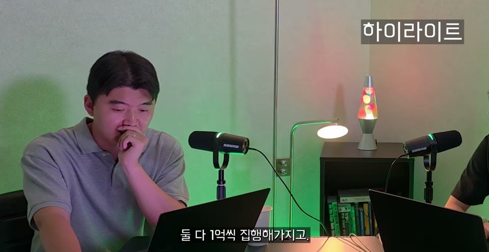 인터뷰 오프닝 장면, 히어로 소재 광고 성과에 대해 이야기하는 장면