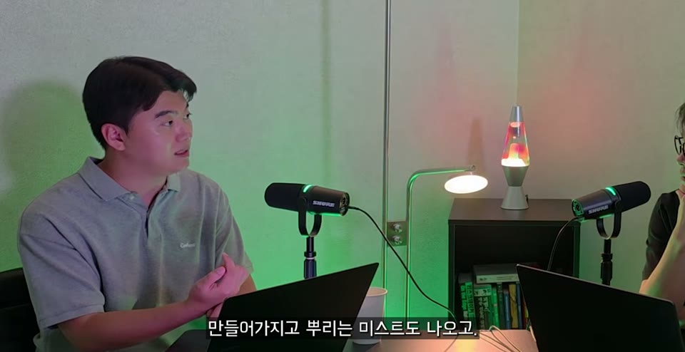 제품 차별화와 제조사 협상에 대해 이야기하는 장면