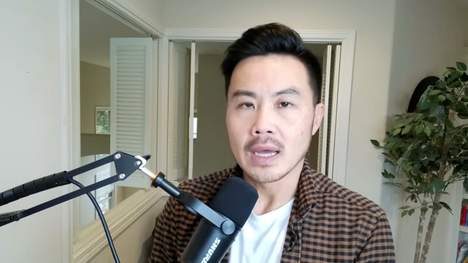 검색점수 5 키워드로 물량 전략을 펼치는 것을 설명하는 장면