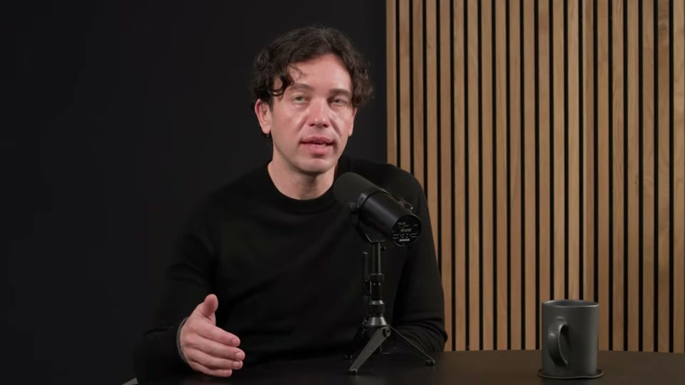 세마글루타이드의 반감기 혁신을 설명하는 장면